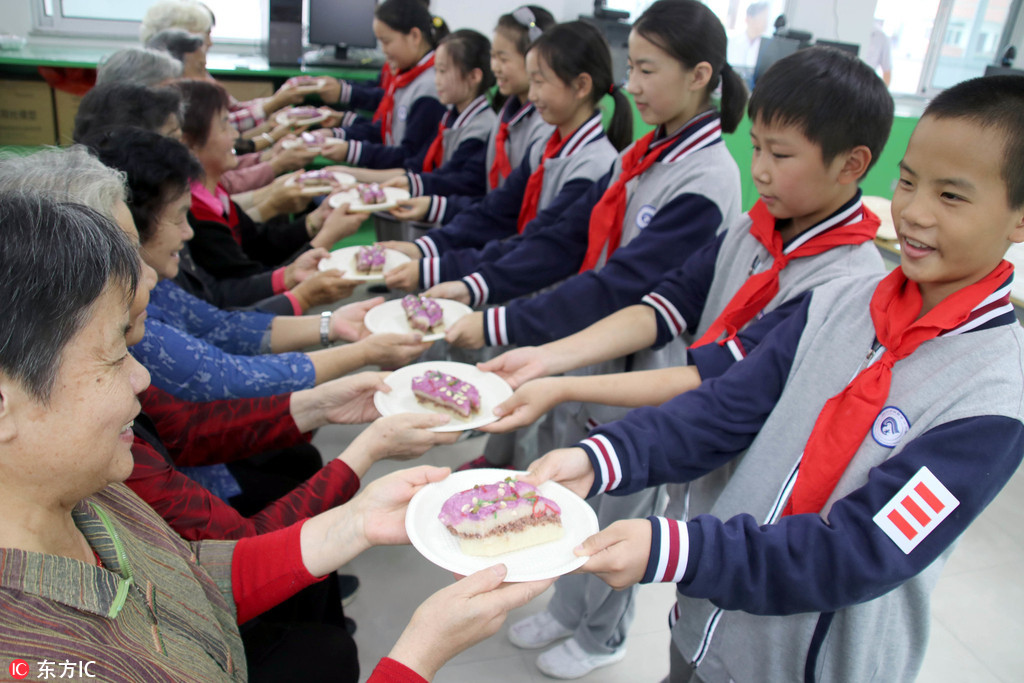 江苏苏州：学做重阳糕 喜迎重阳节