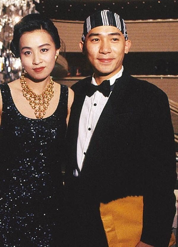 时尚过头了!梁朝伟裤子塞袜子里,白百合大冷天