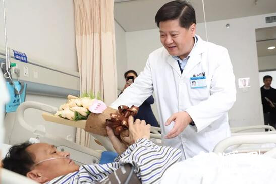 【暖新闻】勇敢妻子割肝救夫,骨肉亲情温暖人间 【暖新闻】勇敢妻子割肝救夫,骨肉亲情温暖人间