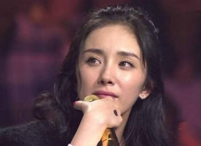 女星戴上美瞳后,杨幂瞬间衰老10岁,李小璐能吓