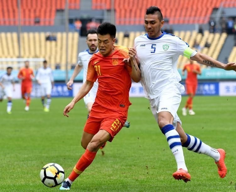 3月25日，双方球员在比赛中拼抢。当日，在广西南宁举行的2019年中国杯国际足球锦标赛季军争夺战中，中国国家男子足球集训队（红）以0比1不敌乌兹别克斯坦队。中新社记者 俞靖 摄