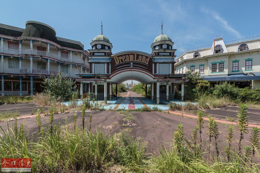 据美国boredpanda网站报道，日本奈良梦幻乐园主题公园建立于1961年，这里曾经是日本的“迪士尼”主题公园。