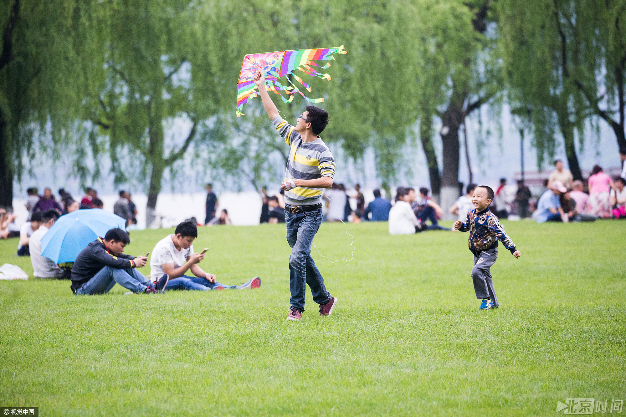 柳浪闻莺公园所属的杭州西湖风景名胜区湖滨管理处工作人员表示，草坪开放到何时由草的生长情况决定，雨天不开放，帐篷、高跟鞋不允许进入。