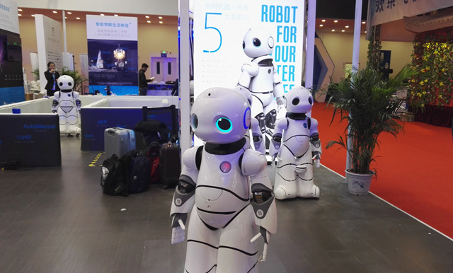 北京康力优蓝机器人科技有限公司展出的国内第一款量产商用机器人“优友”，是继人形机器人Pepper后，全球第二款真正量产化的服务机器人。在现场，“优友”不但独立主持了新闻发布会，还与观众幽默互动。作为身高达1.28米的类人形机器人，“优友”在全场观众的注视下自己走到舞台中央，用生动的语言全面介绍自己的功能。当人们想看看它到底有什么绝活时，“优友”与另外两台机器人跳起了“小苹果”，其灵活的身形和移动、定位能力震撼全场。