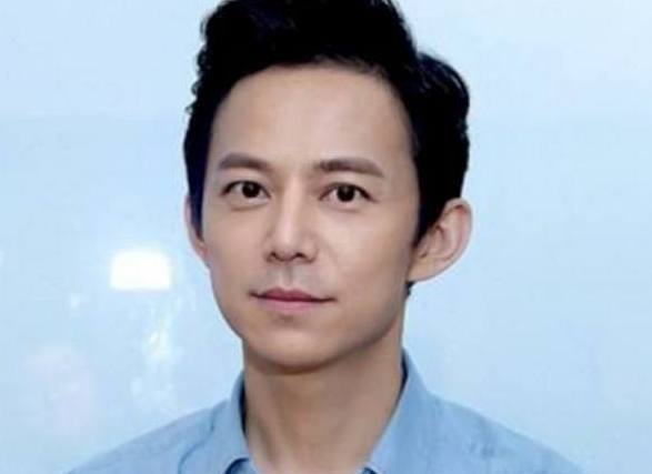 何炅微博回应天价T恤事件,网友:天价又怎样,5年