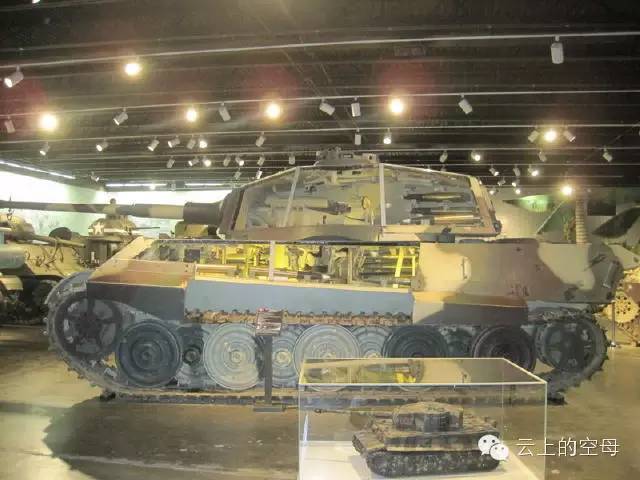 虎王坦克为什么扛揍?正面装甲比手掌还厚得多