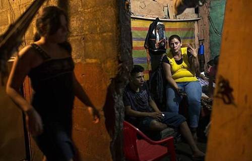 女人偷渡美国用身体换食物 被人拍下全程 女人偷渡美国用身体换食物 被人拍下全程