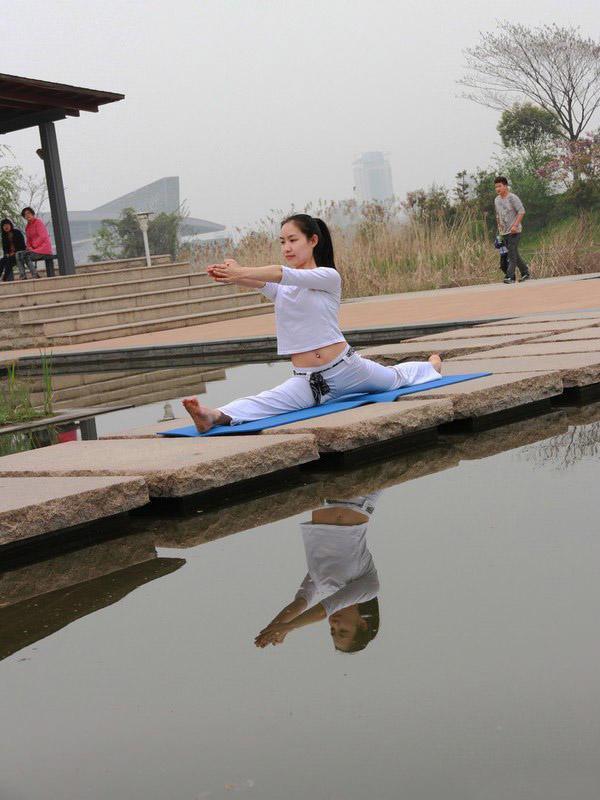 瑜伽美女横劈