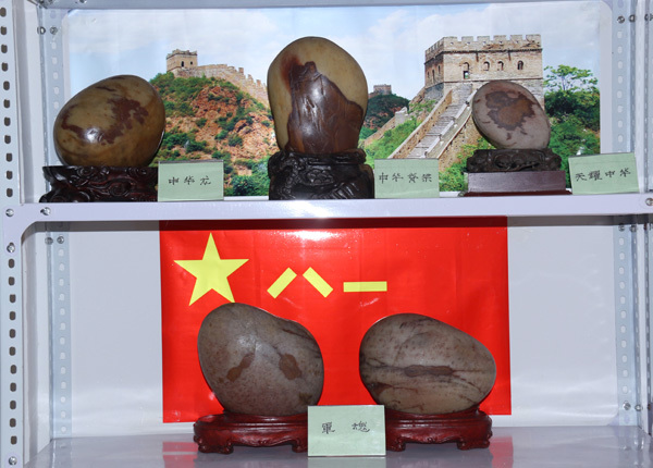 退伍老兵收藏军事题材天然奇石 庆祝建军90周年