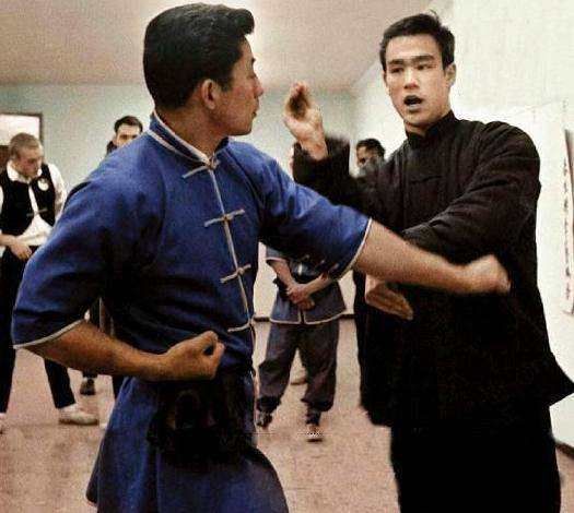 李小龙曾因血统和肤色遭歧视,美国人问其是哪