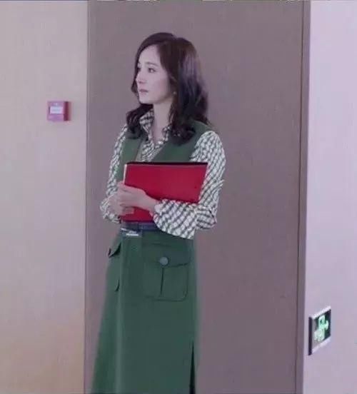 《谈判官》杨幂的衣品居然和腾格尔一样?