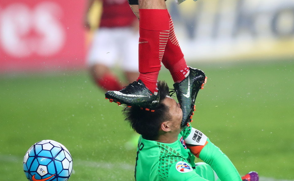 叶鸿辉遭郜林踢脸 面部变形表情痛苦