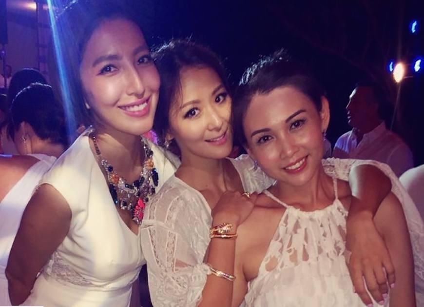 她是性感女神,一袭红衣嘴叼扑克,让人惊艳,却为