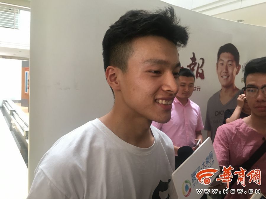 以前父母很少在自己身边 想说"妈妈,我爱你,对不起"   向远方从小学