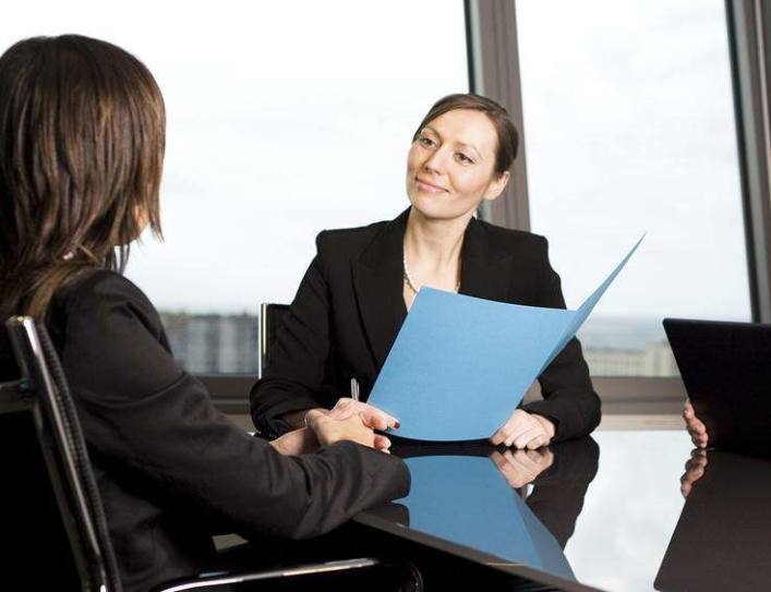 面试官:在什么情况下,先穿鞋再穿袜子?小伙机