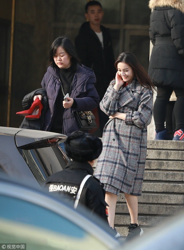 央视春晚彩排:众女星光腿亮相隔空pk 景甜遭男助理抢镜