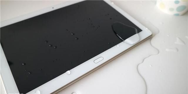 华为荣耀第一款防水平板:脏了直接丢水里洗,边