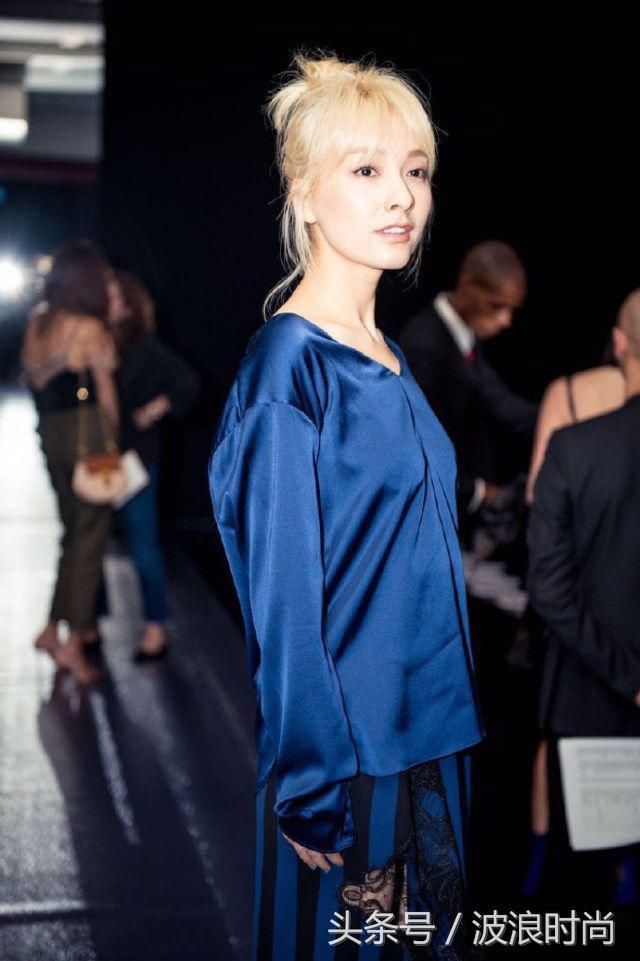 同穿蓝色长裙,杨紫清新,赵丽颖引人注目,她却穿