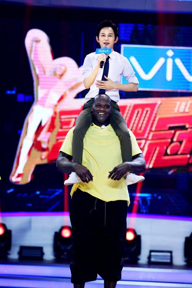何炅坐在奥尼尔肩上 大呼登上人生巅峰