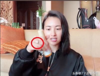 包文婧分享护肤心得:面膜控!不忘晒手上的钻戒