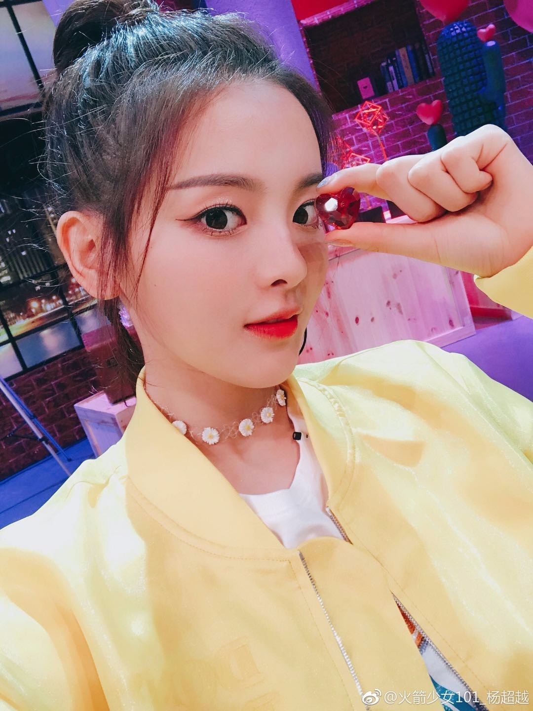 杨超越竟然撞脸侯明昊？来看看照片对比就知道了！