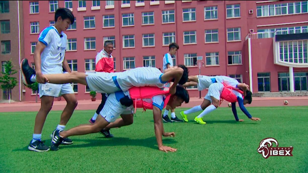 死亡爬行虐哭球员 希望小学留下珍贵回忆