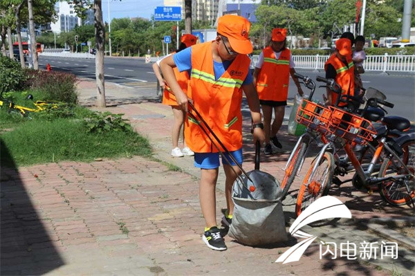 初中生主动体验环卫工作 感受城市美容师的不
