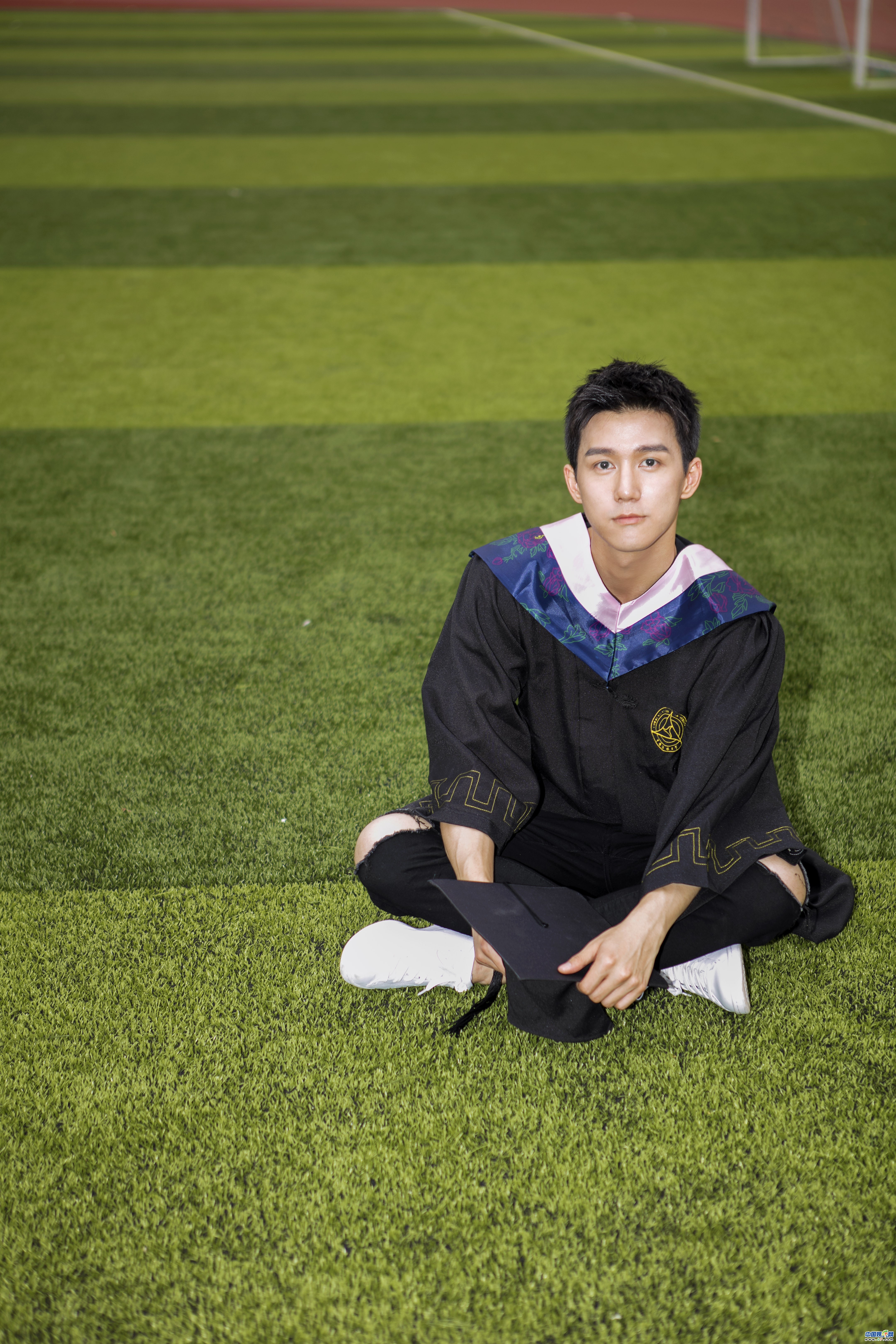 中传校草王一哲现身毕业典礼 网友大赞青春气息逼人