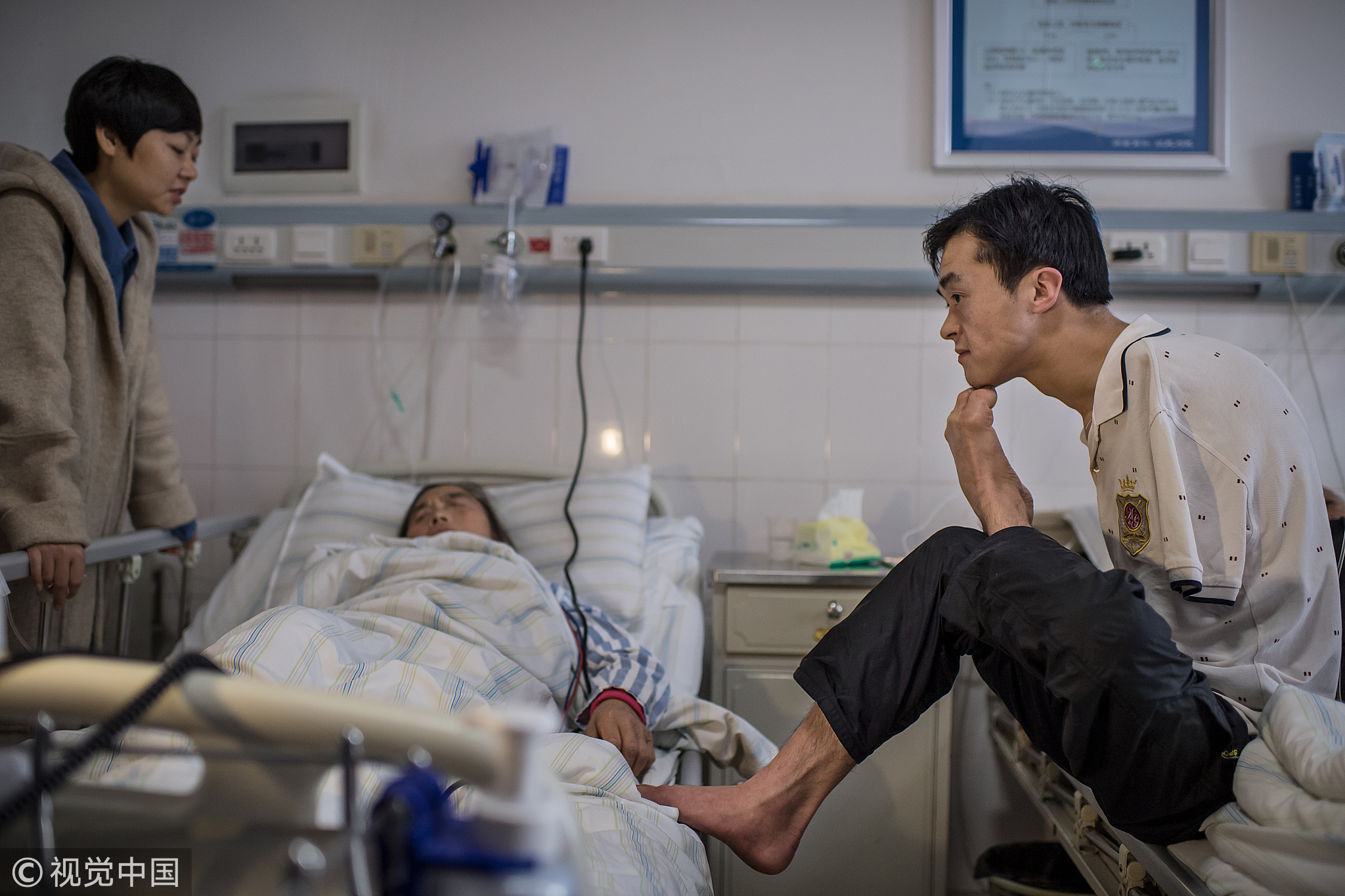 2018年10月20日，湖北恩施，平时里陈兹方常去做义工，得知他母亲病了，他们义工协会的朋友前来看望。