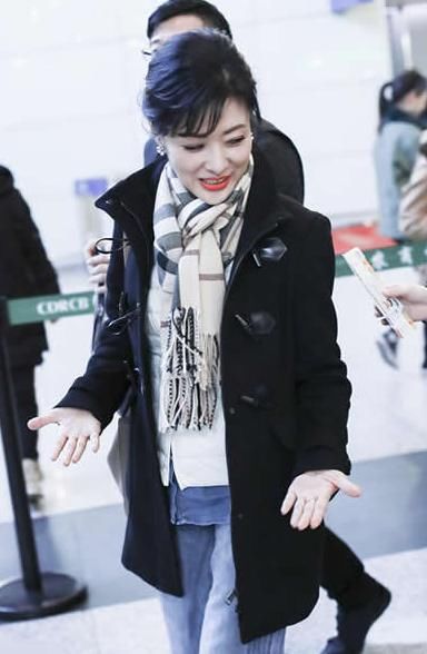 路人镜头下周涛和董卿未ps照片曝光,网友:一个