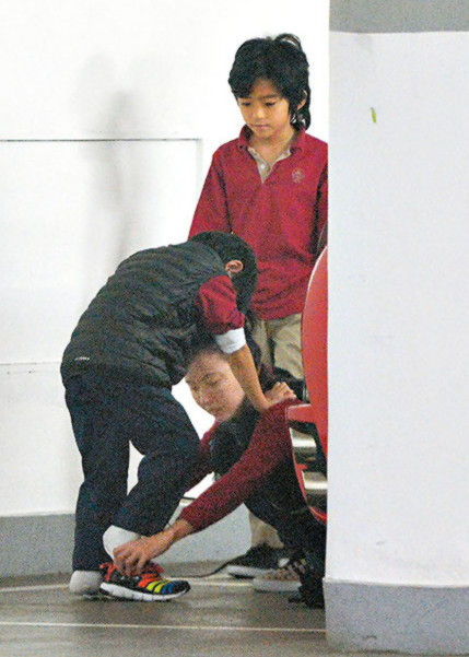 张柏芝开豪车接娃放学 母子三人逛街吃饭