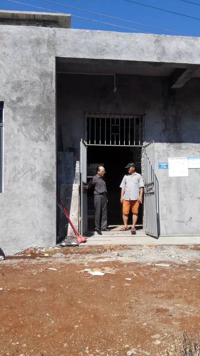 海口食药监局赴帮扶村开展扶贫APP签到验证