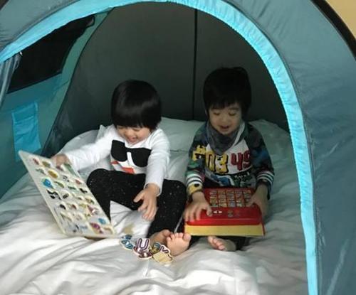 林志颖带双胞胎入住酒店 房间放着双宝照片 还