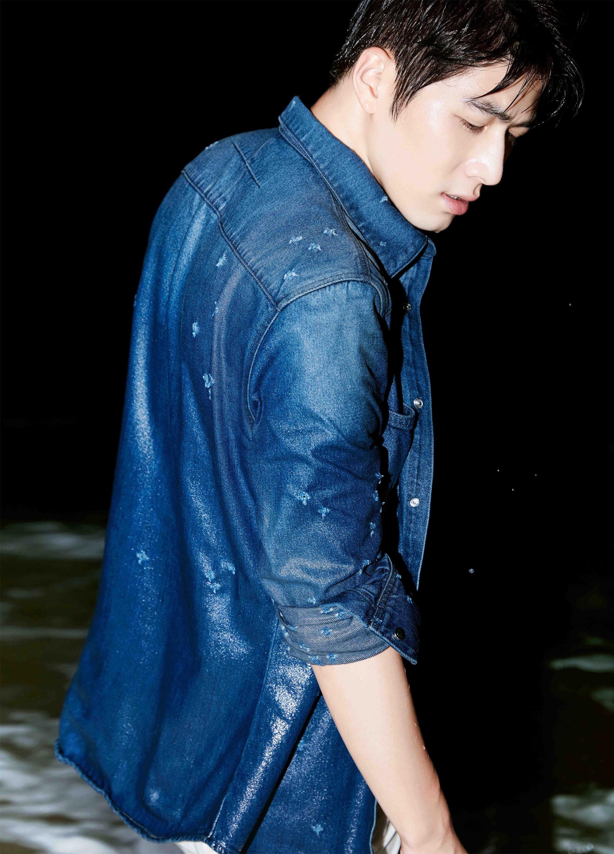 陈学冬海边湿身写真曝光 卷起裤腿依旧斯文