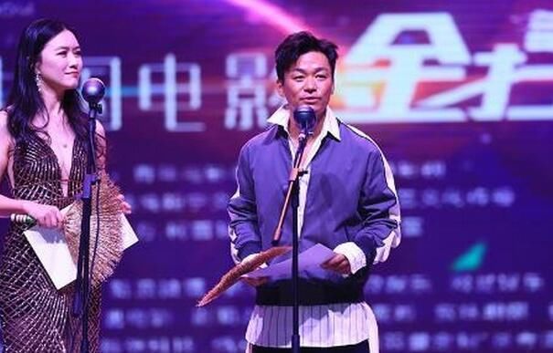 王宝强亲自扛走金扫帚奖!网友猜测:下届得主会