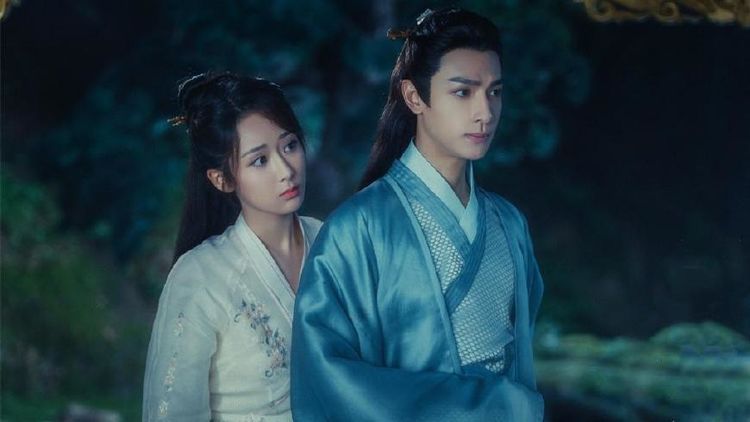 香蜜吻戏:邓伦趴在杨紫身上许久,但他却用了这