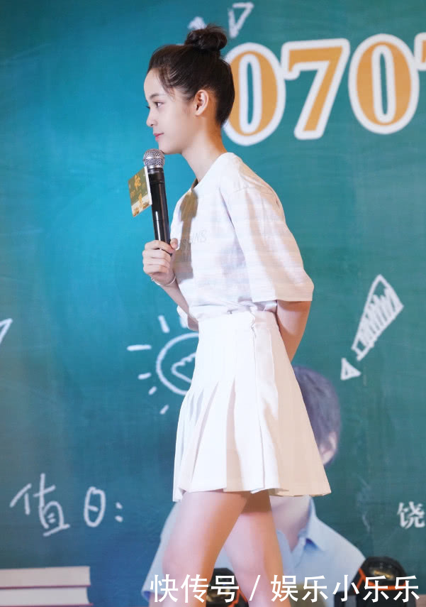 欧阳娜娜太奇葩,网纱长裙配皮裤丑上天,谁来救