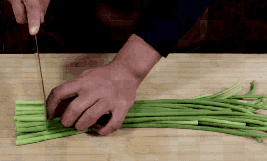 炒蒜台加上这一步,炒出来比海鲜都好吃,儿子一顿饭吃了2碗还要