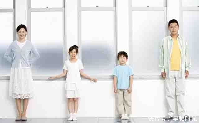 发现走路、坐姿不好,用靠墙站游戏,坚持一段时