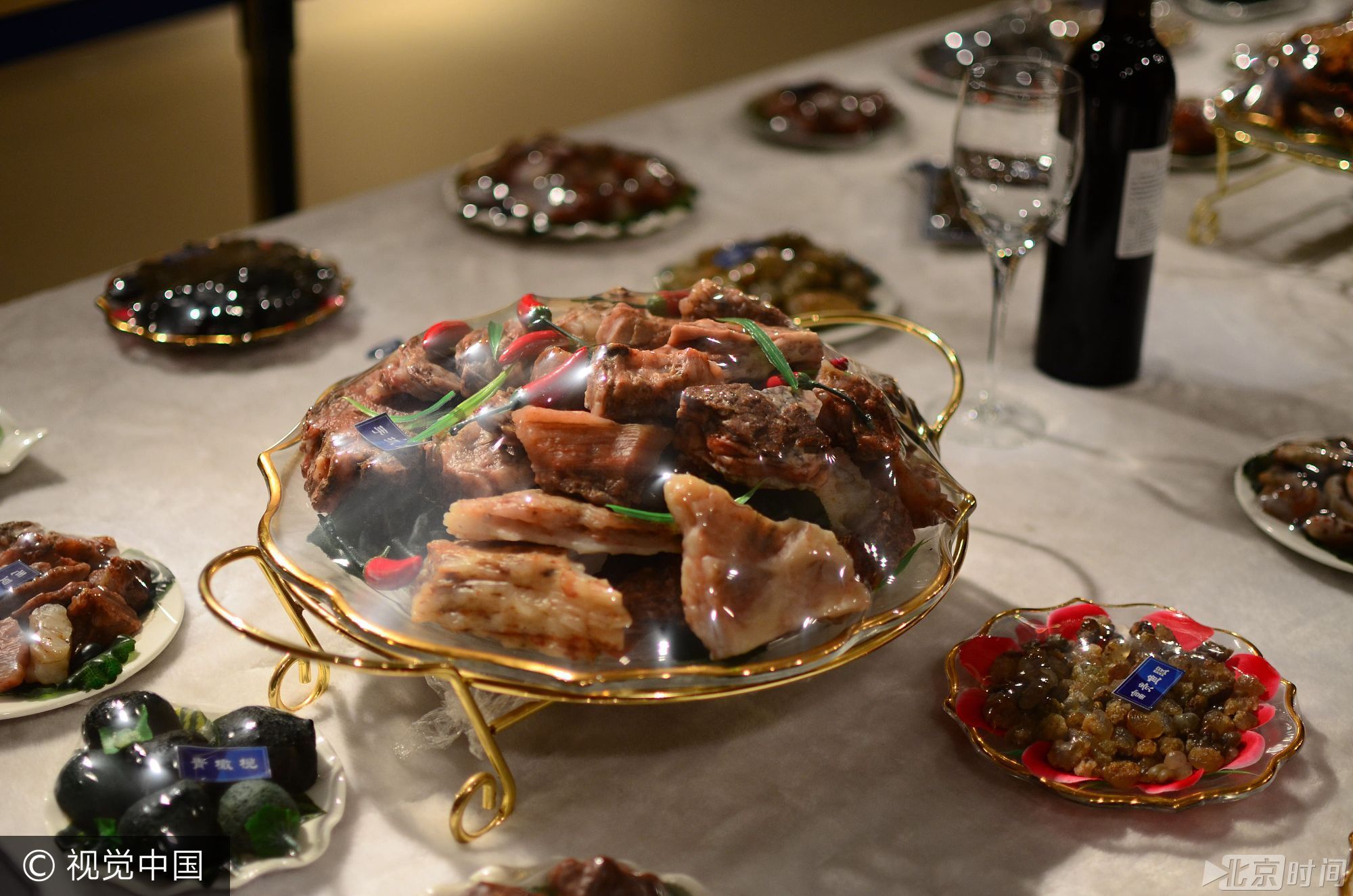 一桌特别的宴席亮相昌乐宝石节，一桌“饭”全是宝石做成，非常逼真。