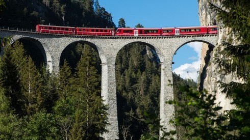 穿行瑞士阿尔卑斯山间的列车 穿行瑞士阿尔卑斯山间的列车