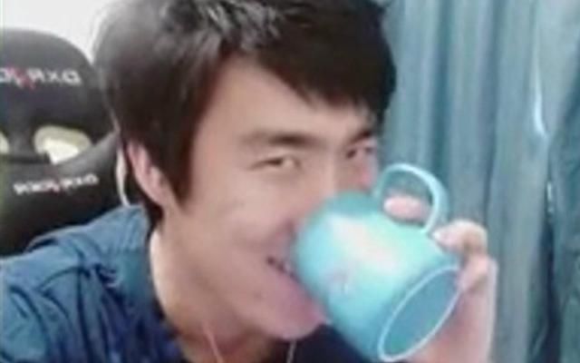 英雄联盟:电竞喝水哪家强?骚男,青蛙,UZI!