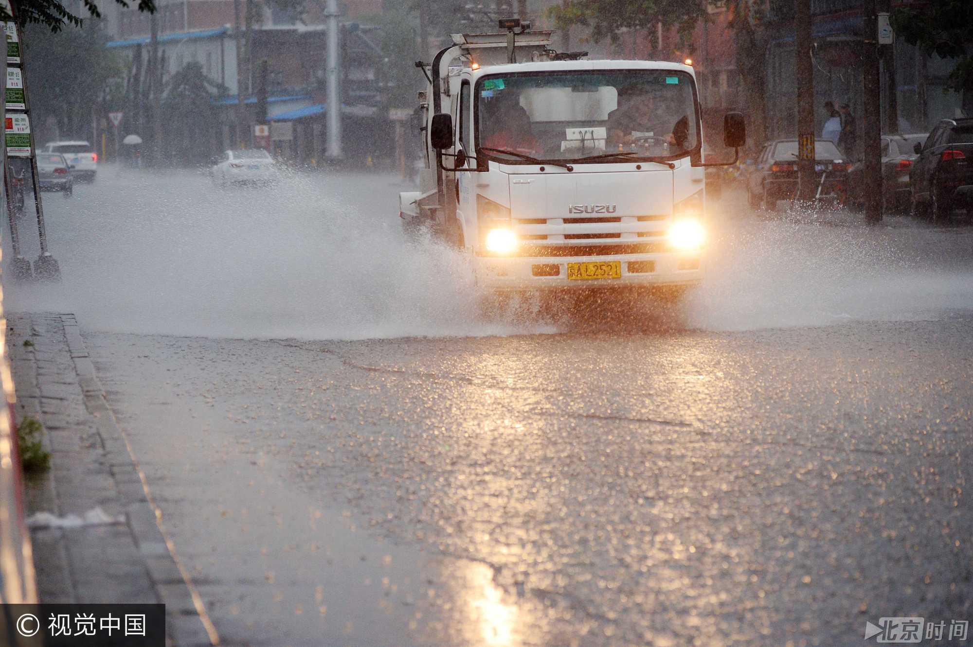 倾盆暴雨终于来袭 北京城区道路积水 倾盆暴雨终于来袭 北京城区道路积水