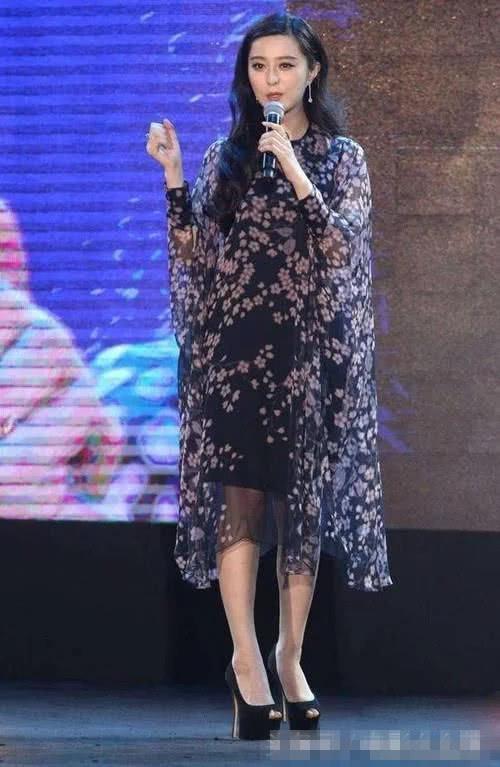 冉莹颖的无跟鞋早被AB杨幂穿烂了,怕站不稳两