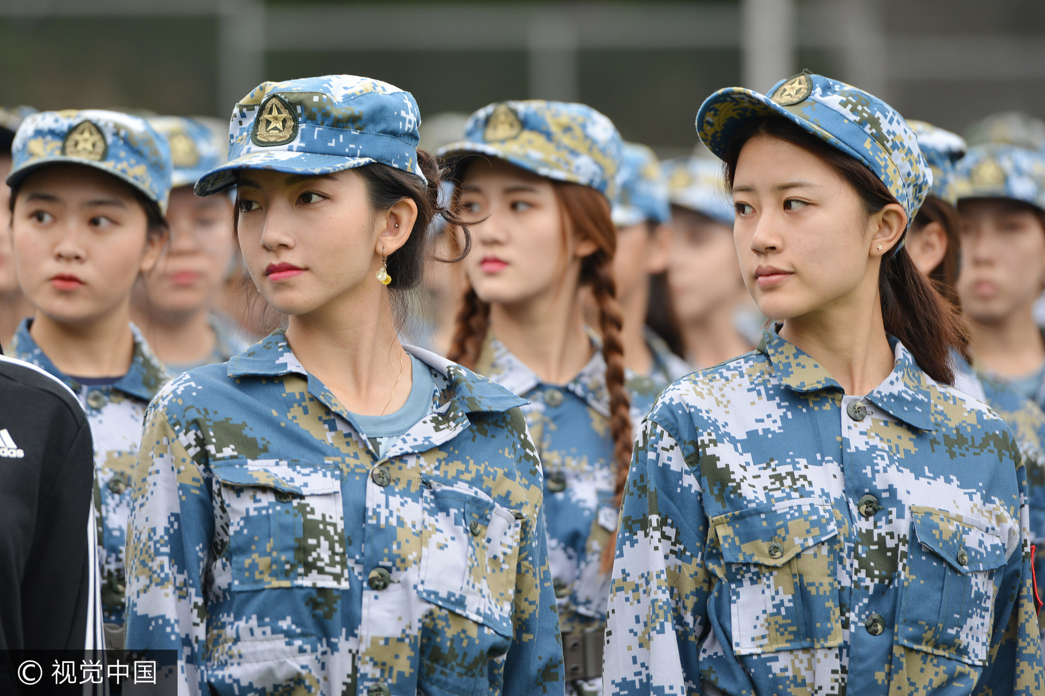 南京艺术学院2017级新生正在进行军训。