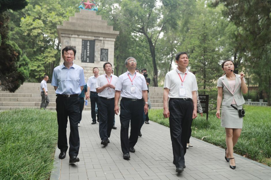 宣誓后,在工作人员的带领下,代表团瞻仰了纪念塔和陵园,聆听学习英烈事迹和精神。记者 王长坤 摄