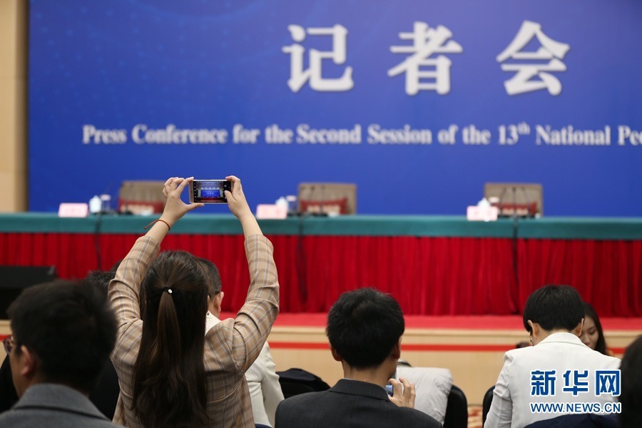 十三届全国人大二次会议新闻中心3月8日10时在梅地亚中心新闻发布厅举行记者会，邀请国务委员兼外交部长王毅就“中国外交政策和对外关系”相关问题回答中外记者提问。图为记者会现场。
