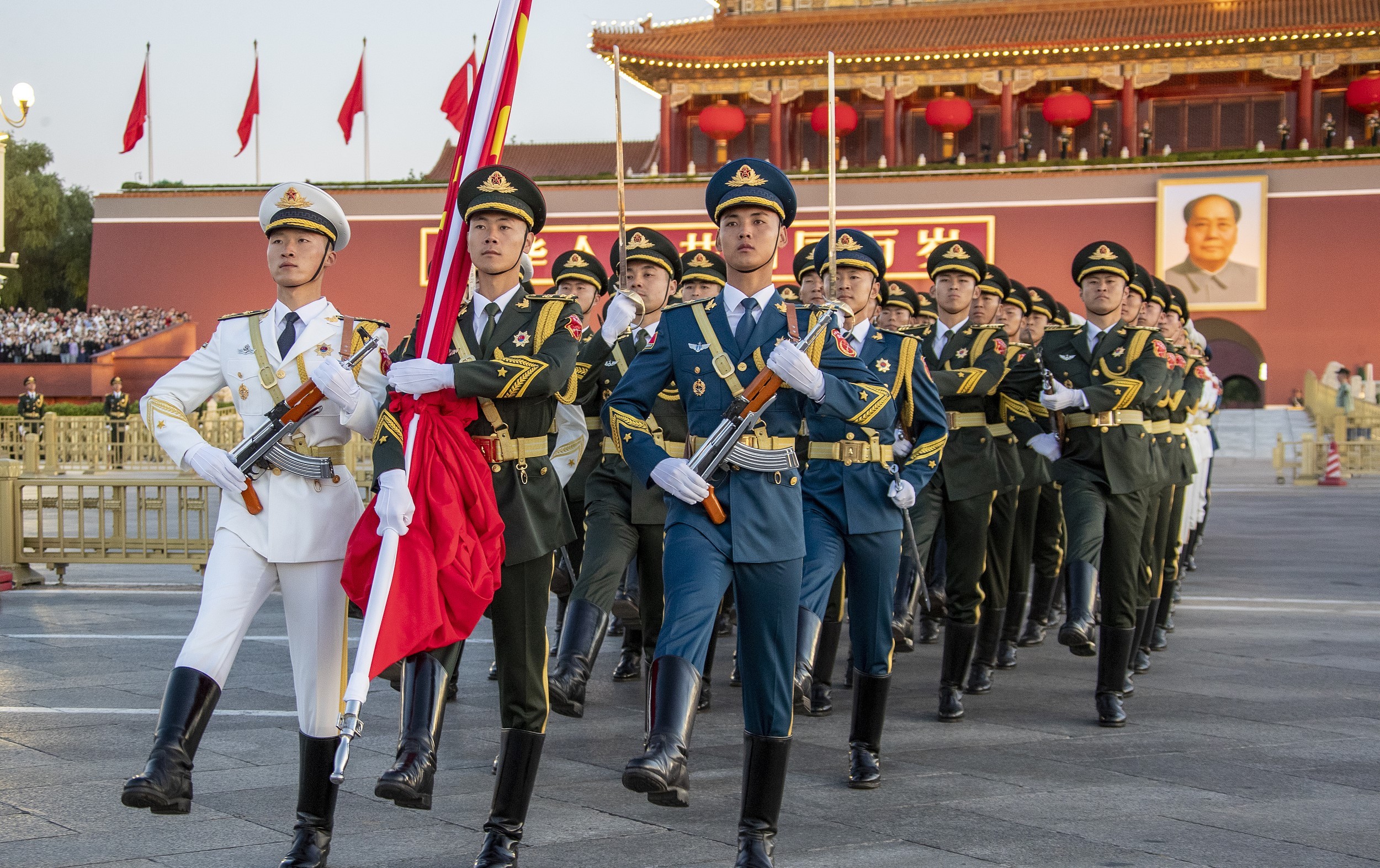 祝福祖国!天安门广场举行2023年国庆升旗仪式_北京时间