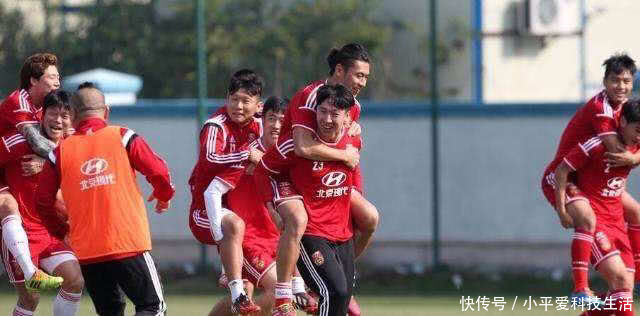 国足惨败泰国,上万足球迷起身离场:不想看祖国