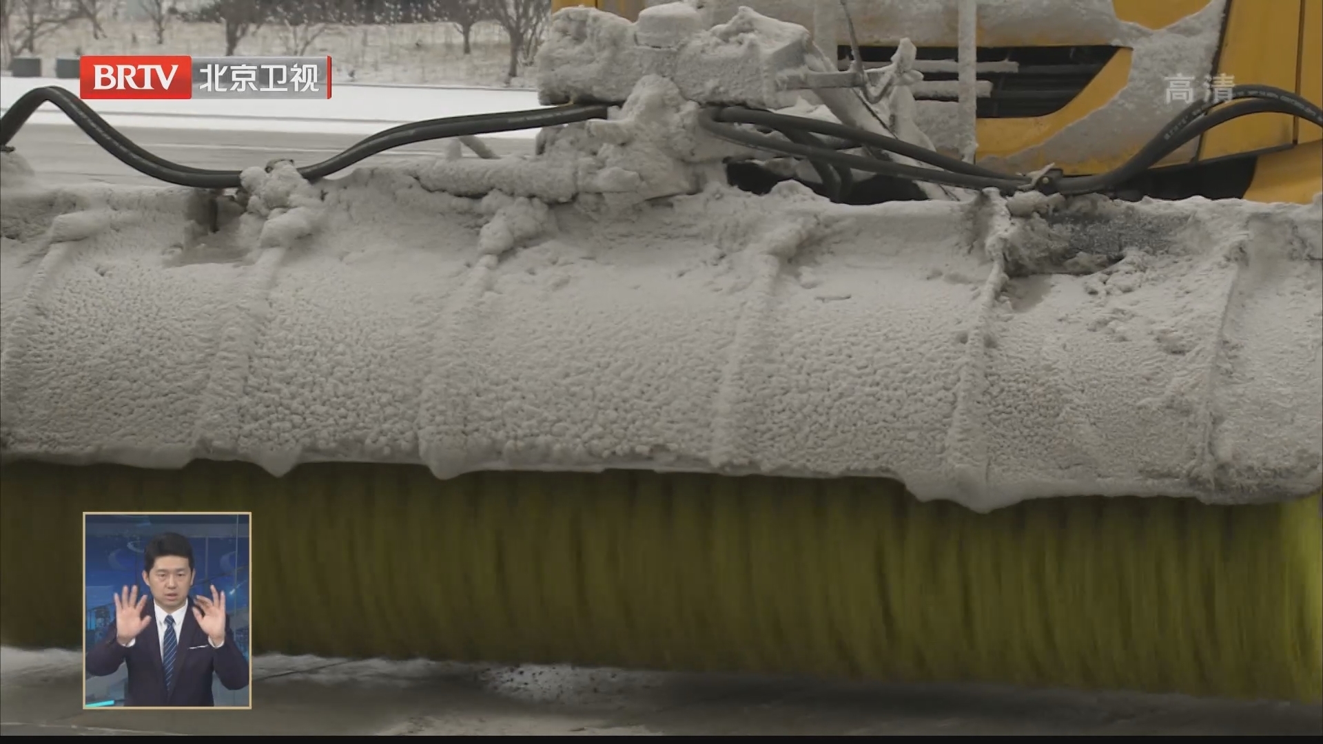 市城市管理委做好扫雪铲冰和供热保障工作
